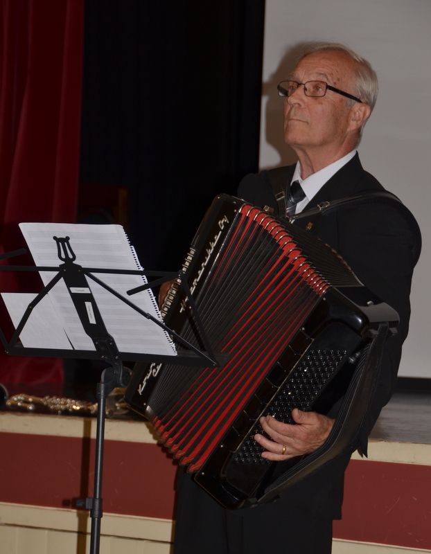 Ossi Suortti soittaa hanuria
