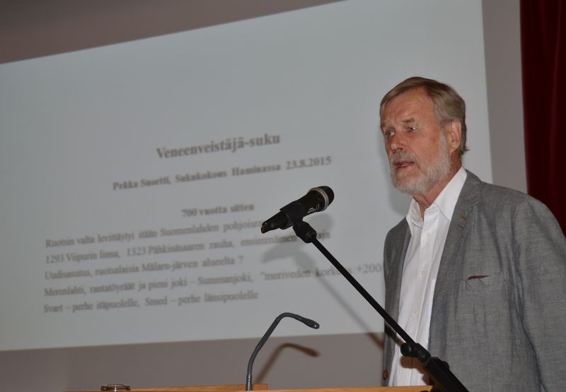 Pekka Suortti pitää esitelmää