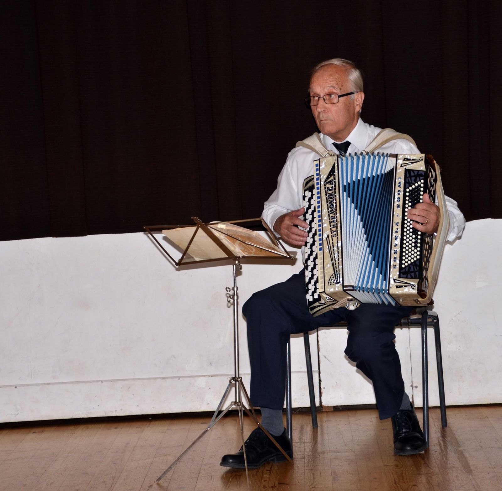 Ossi Suortti säestää haitarilla