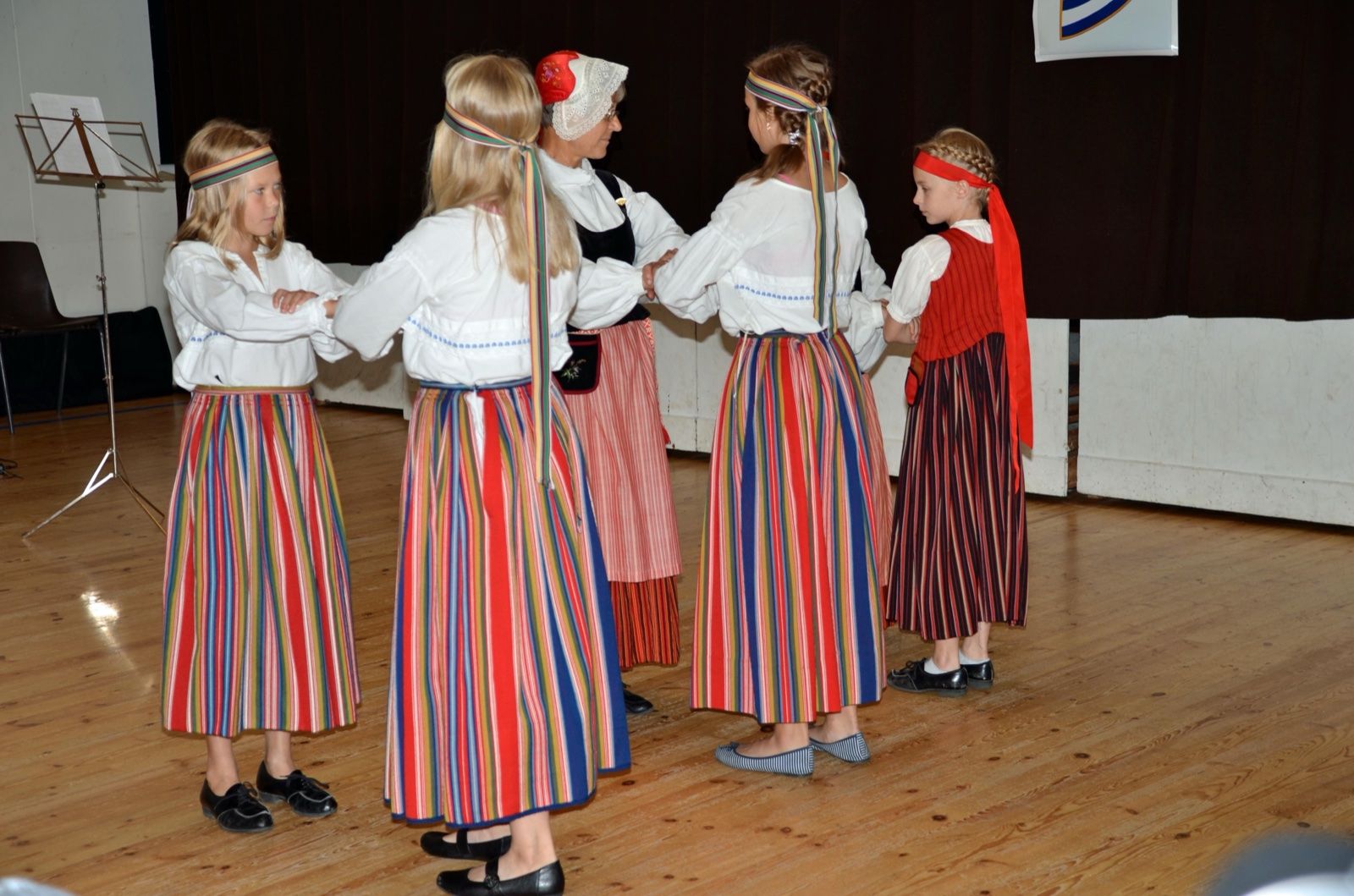 Summan Ponnistuksen nuorten tanhuryhmä esiintyy