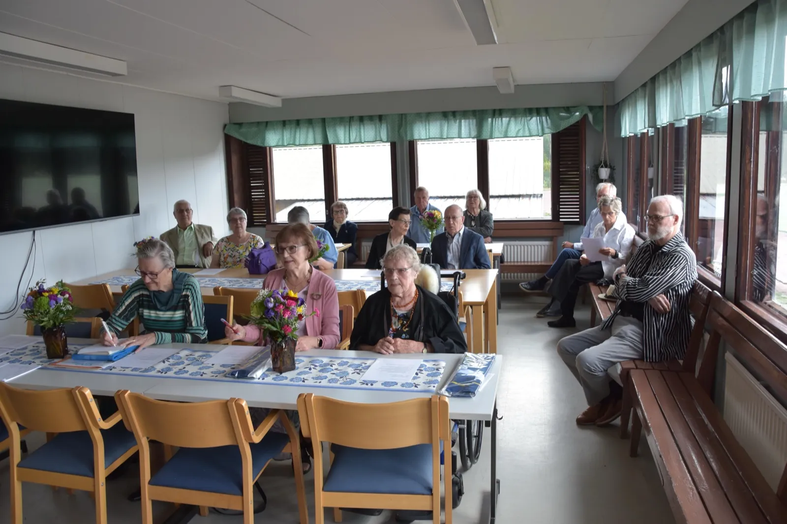 Sukukokouksen osanottajia Summan Pirttilässä 17.8.2025